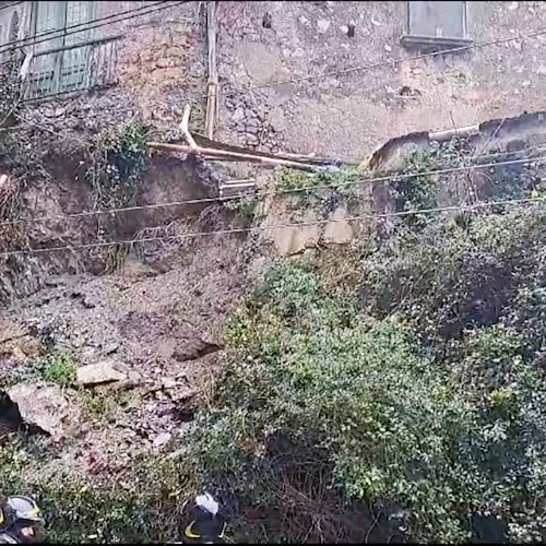 Frana a Vietri sul Mare: ancora sospesa la circolazione ferroviaria sulla linea Salerno - Nocera Inferiore, via Cava de' Tirreni<br />&copy; Vigili del Fuoco