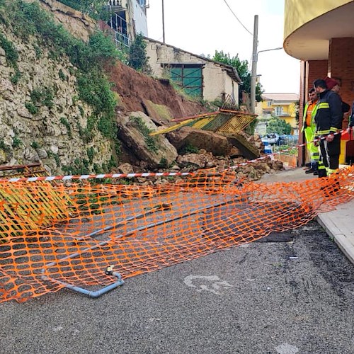 Frana abbatte muro contenimento a Olevano sul Tusciano: evacuate due famiglie /FOTO