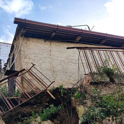 Frana abbatte muro contenimento a Olevano sul Tusciano: evacuate due famiglie /FOTO