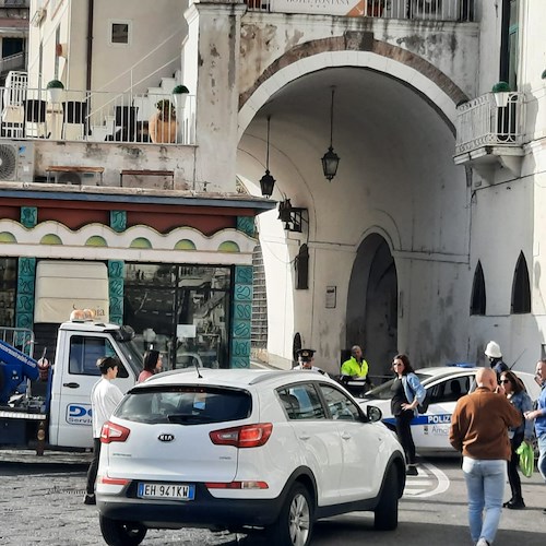 Frana ad Amalfi, masso trattenuto dalle reti: strada chiusa<br />&copy; Massimiliano D'Uva