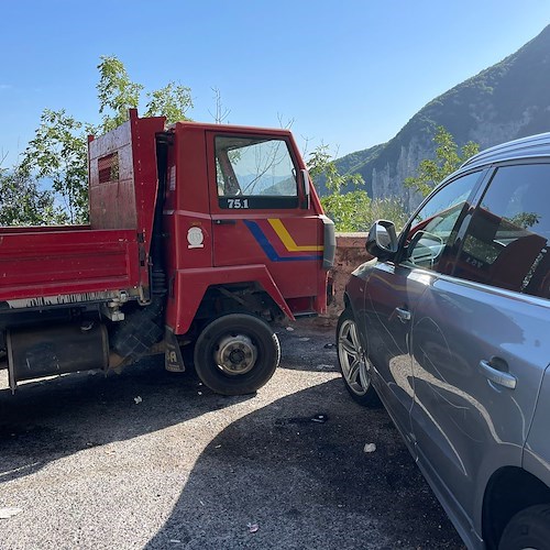 Frana al Valico di Chiunzi, rigata "per dispetto" auto di imprenditore edile