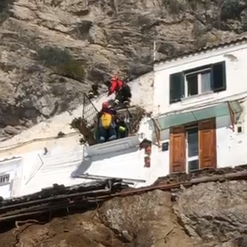Frana Amalfi, evacuate tre persone intrappolate nella casa a strapiombo [FOTO-VIDEO]