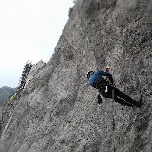 Frana Amalfi, posate le reti sulla parete rocciosa. Ancora sette giorni per messa in sicurezza [FOTO]