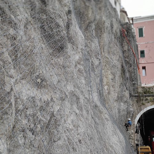Frana Amalfi, posate le reti sulla parete rocciosa. Ancora sette giorni per messa in sicurezza [FOTO]