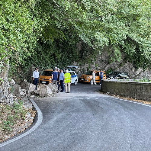 Frana nella notte sul Valico di Chiunzi: transito a senso unico alternato, ma si sta valutando se chiudere /FOTO