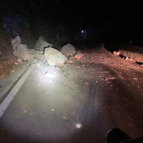 Frana nella notte sul Valico di Chiunzi: transito a senso unico alternato, ma si sta valutando se chiudere /FOTO