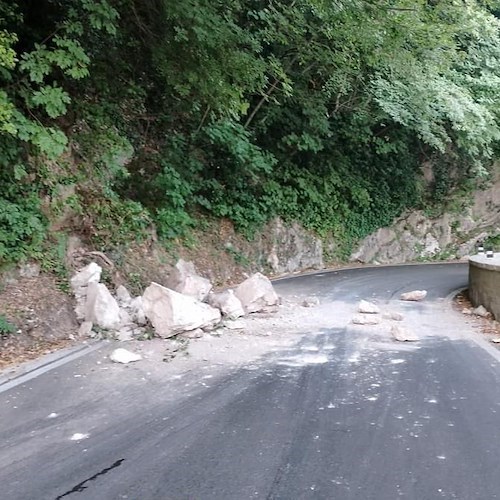 Frana nella notte sul Valico di Chiunzi: transito a senso unico alternato, ma si sta valutando se chiudere /FOTO