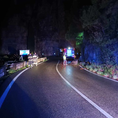 Frana nella notte sulla Statale Amalfitana: strada chiusa a Vico Equense