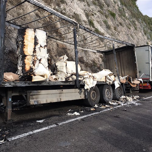 Fuenti: tir con carico di carta prende fuoco, paura sull'Amalfitana /FOTO
