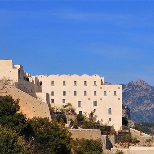 Fuga romantica in Costa d'Amalfi? Harper’s Bazaar raccomanda il Monastero Santa Rosa