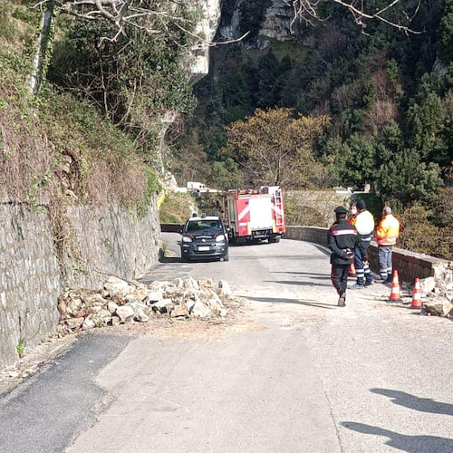 Furore, frana in località Bottara: strada chiusa al traffico 