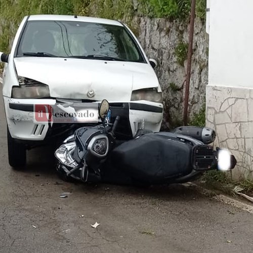 Furore, incidente frontale tra scooter e auto: conducenti illesi /FOTO
