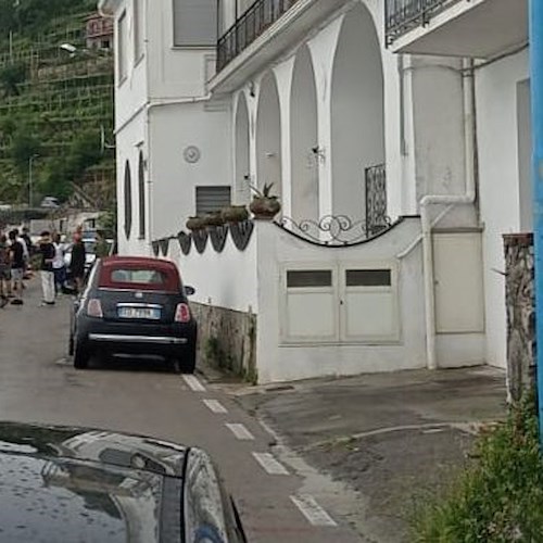 Furore, incidente frontale tra scooter e auto: conducenti illesi /FOTO