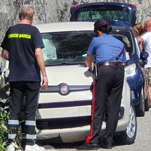 Furore, perde il controllo dell'auto e finisce contro muro sulla Statale Amalfitana. Nessun ferito / FOTO