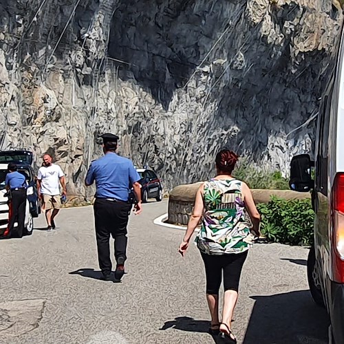 Furore, perde il controllo dell'auto e finisce contro muro sulla Statale Amalfitana. Nessun ferito / FOTO