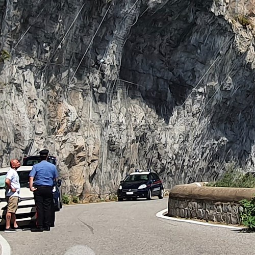 Furore, perde il controllo dell'auto e finisce contro muro sulla Statale Amalfitana. Nessun ferito / FOTO