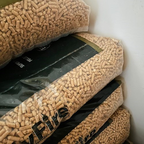 Gas alle stelle: italiani passano alla biomassa, ma il prezzo del pellet raddoppia