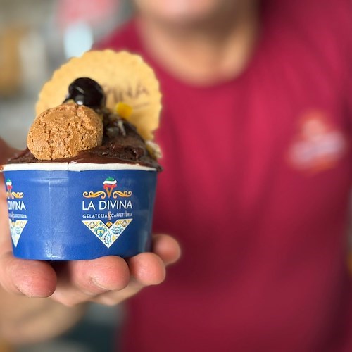 Gelateria La Divina con il gelato Melanzana al cioccolato in coppetta<br />&copy; Massimiliano D'Uva