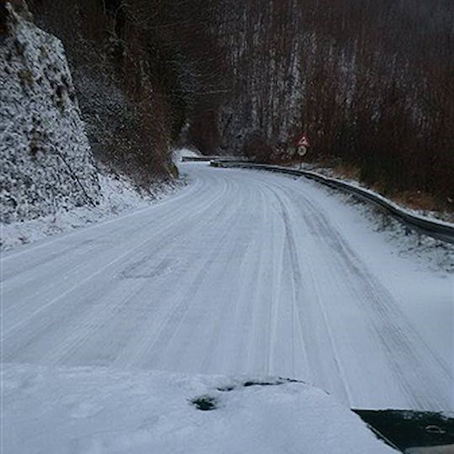 Ghiaccio e neve, per Valico di Chiunzi solo con catene /FOTO