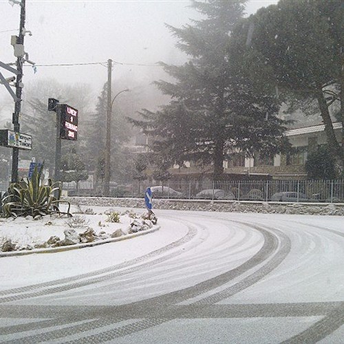Ghiaccio e neve, per Valico di Chiunzi solo con catene /FOTO