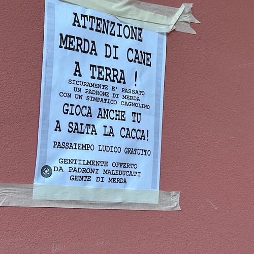 “Gioca anche tu a salta la cacca!”. A Maiori un volantino contro chi non raccoglie deiezioni canine