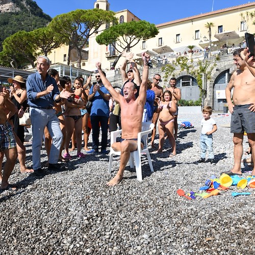 Gioia ed emozioni ad Amalfi per Salvatore Cimmino, “A nuoto nei mari del Globo” [FOTO]