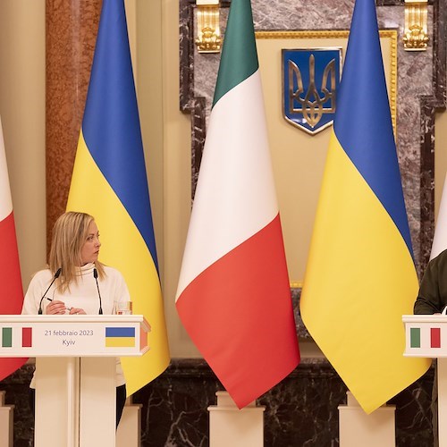 Giorgia Meloni a Kiev, ma Zelensky attacca Berlusconi: «Credo che la sua casa non sia mai stata bombardata»