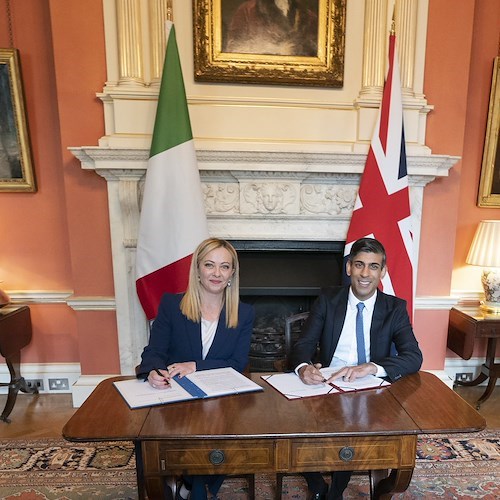 Giorgia Meloni a Londra sposa linea di Sunak su migranti, contestata da attivisti a Downing Street: «Fascista!»