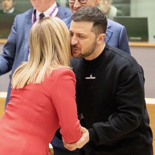 Giorgia Meloni incontra per la prima volta Zelensky: «Il sostegno all’Ucraina è a 360 gradi»