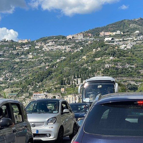 Giornata da bollino nero sulla Statale Amalfitana, traffico da Castiglione a Minori: nell'ingorgo anche un'ambulanza