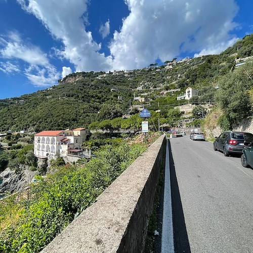Giornata da bollino nero sulla Statale Amalfitana, traffico da Castiglione a Minori: nell'ingorgo anche un'ambulanza