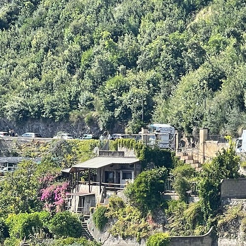 Giornata da bollino nero sulla Statale Amalfitana, traffico da Castiglione a Minori: nell'ingorgo anche un'ambulanza