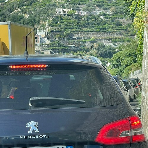 Giornata da bollino nero sulla Statale Amalfitana, traffico da Castiglione a Minori: nell'ingorgo anche un'ambulanza