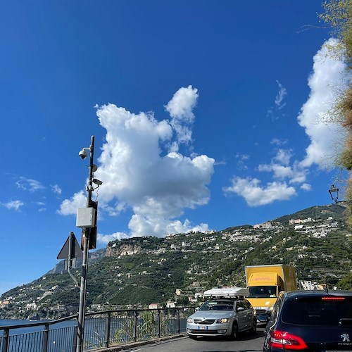 Giornata da bollino nero sulla Statale Amalfitana, traffico da Castiglione a Minori: nell'ingorgo anche un'ambulanza