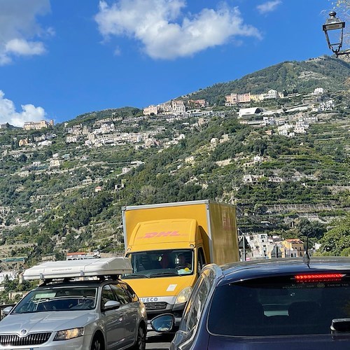 Giornata da bollino nero sulla Statale Amalfitana, traffico da Castiglione a Minori: nell'ingorgo anche un'ambulanza