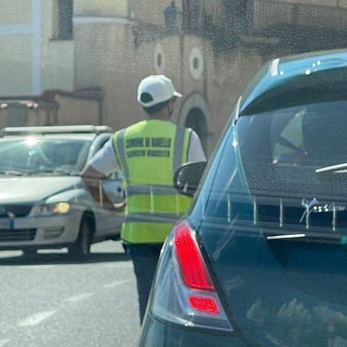 Giornata da bollino nero sulla Statale Amalfitana, traffico da Castiglione a Minori: nell'ingorgo anche un'ambulanza