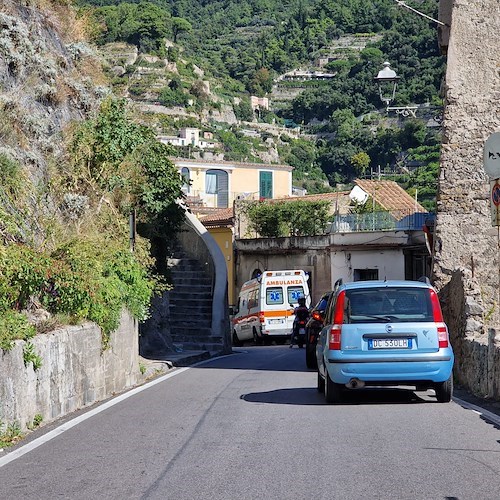 Giornata da bollino nero sulla Statale Amalfitana, traffico da Castiglione a Minori: nell'ingorgo anche un'ambulanza