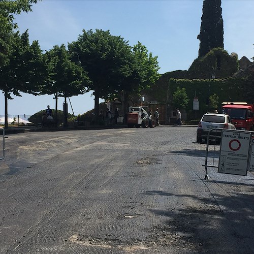 Giornata da dimenticare a Ravello: rifacimento manto d’asfalto, nube di polveri bituminose invade il centro storico [FOTO]