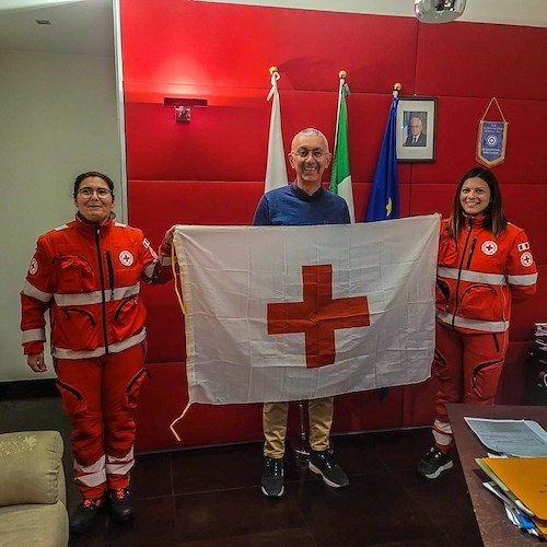 Giornata Mondiale della Croce Rossa e Mezzaluna Rossa, bandiere esposte dai palazzi comunali della Costa d'Amalfi