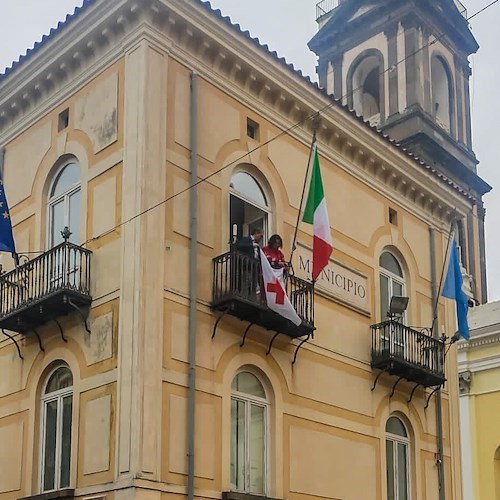 Giornata Mondiale della Croce Rossa e Mezzaluna Rossa, bandiere esposte dai palazzi comunali della Costa d'Amalfi