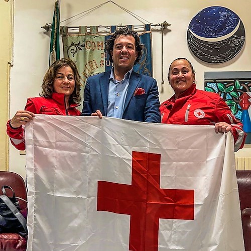 Giornata Mondiale della Croce Rossa e Mezzaluna Rossa, bandiere esposte dai palazzi comunali della Costa d'Amalfi