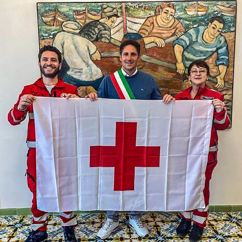 Giornata Mondiale della Croce Rossa e Mezzaluna Rossa, bandiere esposte dai palazzi comunali della Costa d'Amalfi
