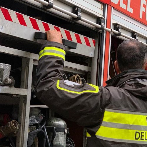 Giovane precipita dal quarto piano a Salerno: è grave