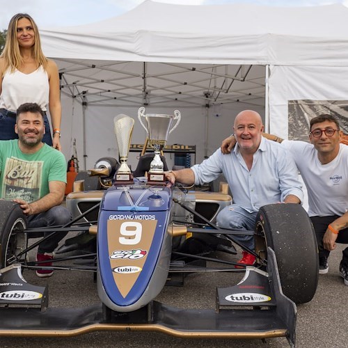Giovanni Giordano sul podio al Topjet Italian Trophy, terzo posto per il pilota originario di Tramonti