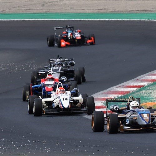 Giovanni Giordano sul podio al Topjet Italian Trophy, terzo posto per il pilota originario di Tramonti