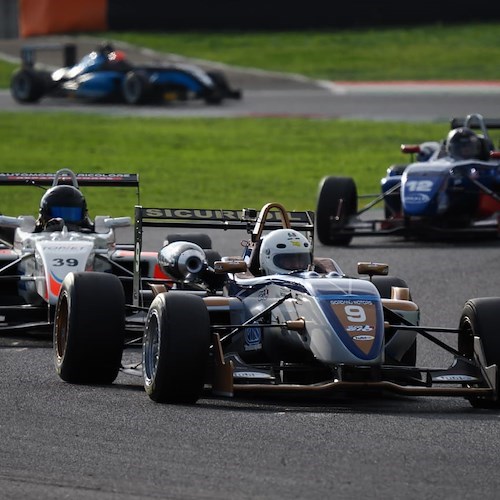 Giovanni Giordano sul podio al Topjet Italian Trophy, terzo posto per il pilota originario di Tramonti