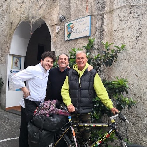 Giramondo in bici a 83 anni: Janus River fa tappa in Costiera Amalfitana [FOTO]