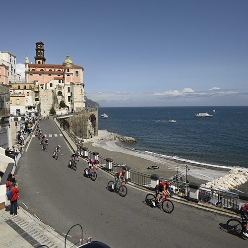 Giro d’Italia 2023, Pedersen vince la sesta tappa con passaggio in Costiera Amalfitana