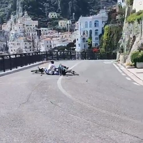 Giro d’Italia in Costiera Amalfitana, brutta caduta per due ciclisti: i cittadini fanno da scudo /VIDEO
