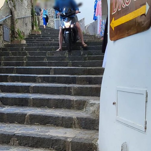 Giro di Ravello in scooter: turista sale per via Trinità e scende per le scale di San Francesco /foto